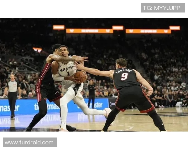 10月31日马刺与热火全场精彩对决回顾与分析 10月31日马刺与热火全场精彩对决回顾与分析